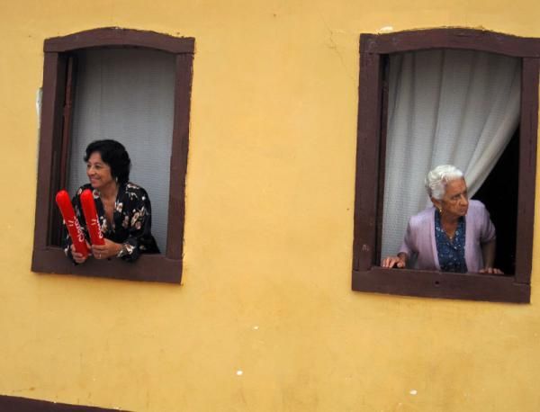 The locals cheer on the racers.