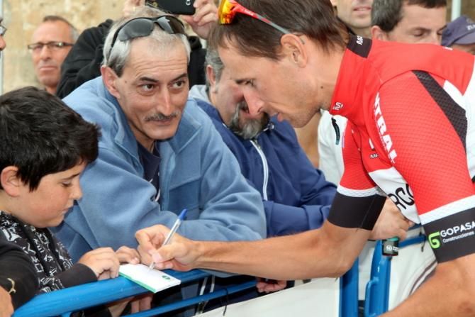 Juan Jos&eacute; Oroz (Burgos BH) signs an autograph
