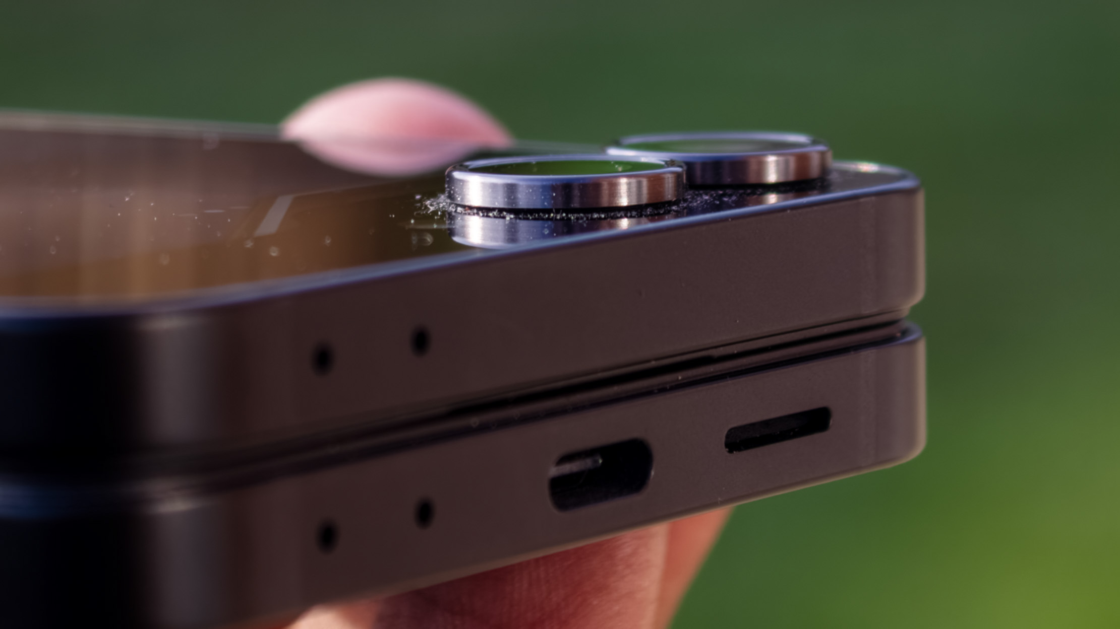 Close up of the cameras on the Samsung Galaxy Z Flip 7 FE in Black in the hand