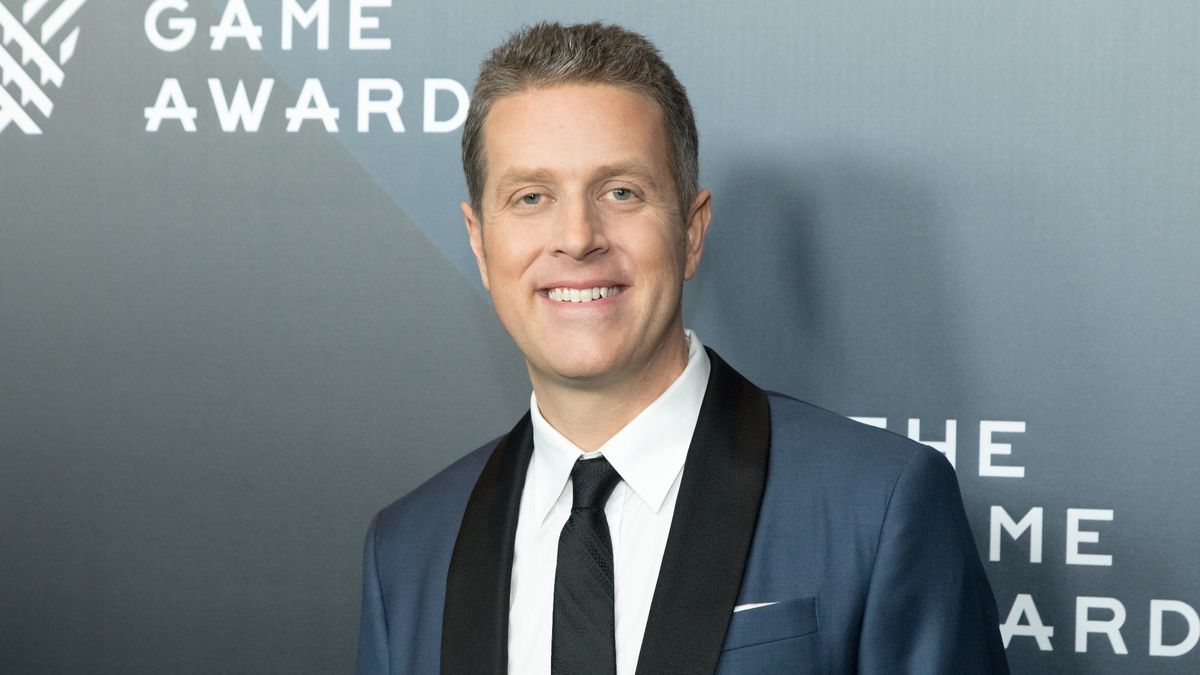 Geoff Keighley smiles for a photo as he arrives at The Game Awards 2017.