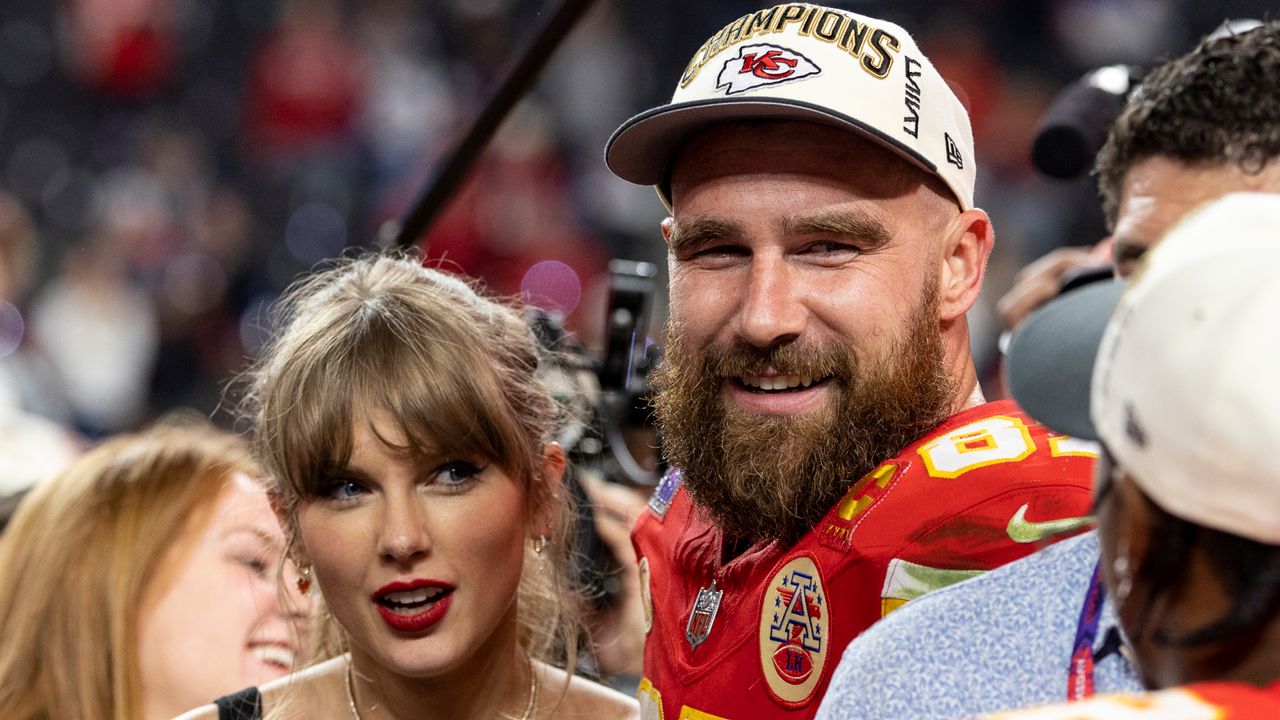 Travis Kelce #87 of the Kansas City Chiefs and Taylor Swift.