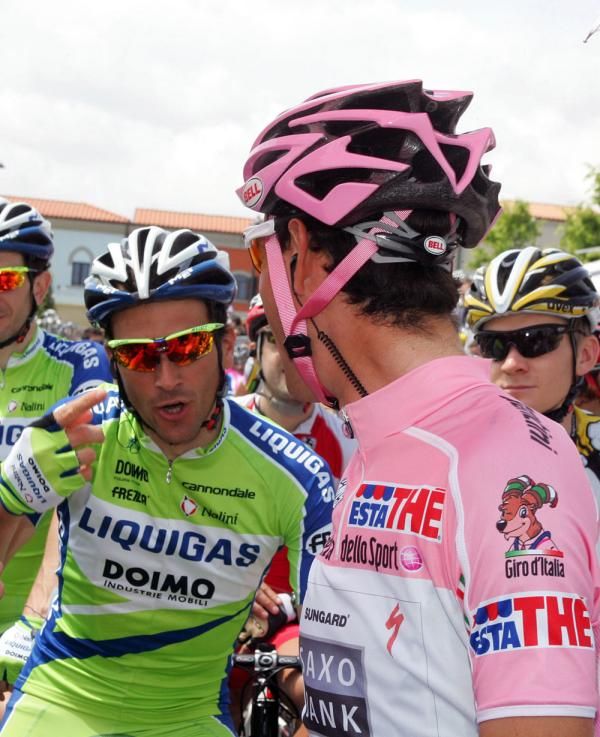 Richie Porte (Saxo Bank) discusses matters with Ivan Basso (Liquigas-Doimo) on the start line