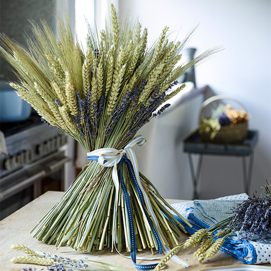 corn place setting tied with white blue lace