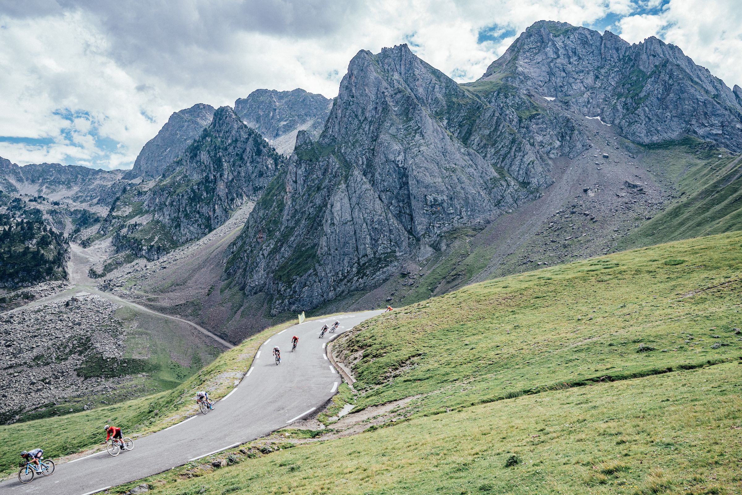 Power and pain as the battle for the Yellow Jersey hits the Pyrenees ...