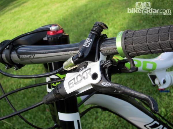 The Avid Elixir 9 disc brakes started out with a slightly spongy lever but the feel improved enormously once the tiny air bubbles in the system migrated into the reservoir. The hydraulic fork lockout is operated by RockShox's Xloc lever.