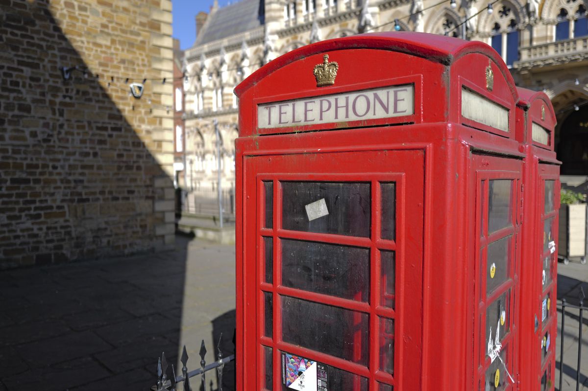Leica Q3 sample photos &ndash; red telephone box