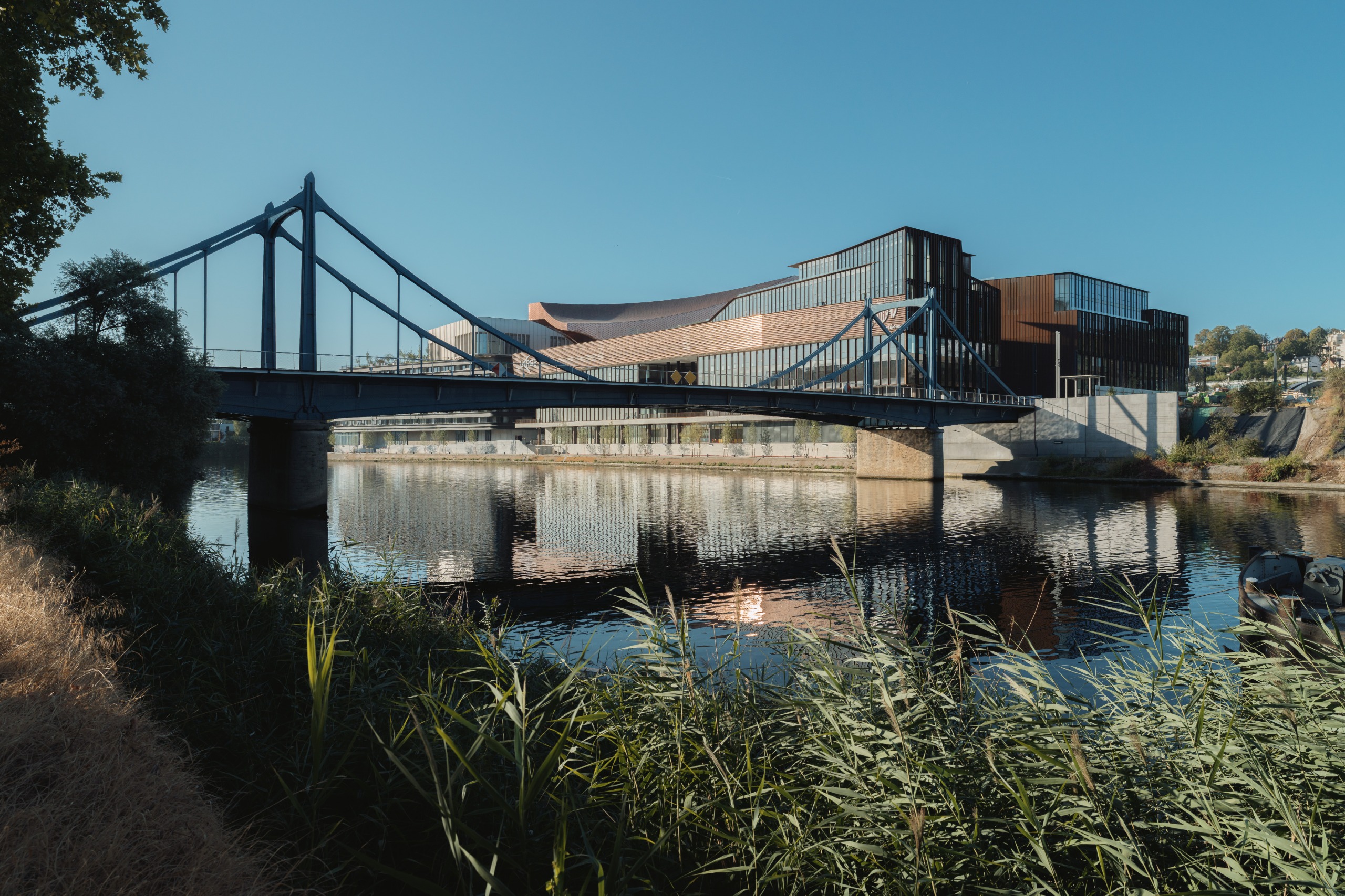 &amp;Icirc;le Seguin art centre (called Large)