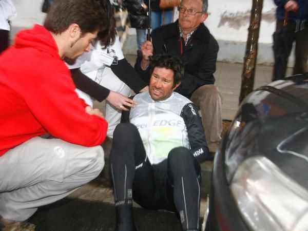 Julian Dean (GreenEdge) receives treatment