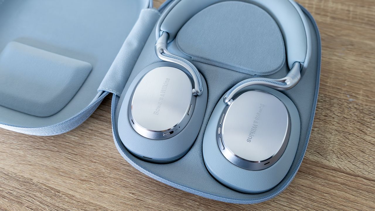 Bowers &amp; Wilkins Px8 S2 in Pearl Blue