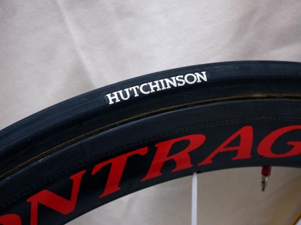 24mm-wide Hutchinson tubulars (inflate to just 87/90psi front/rear) are mounted to 50mm-deep Bontrager Aeolus 5.0 carbon rims.