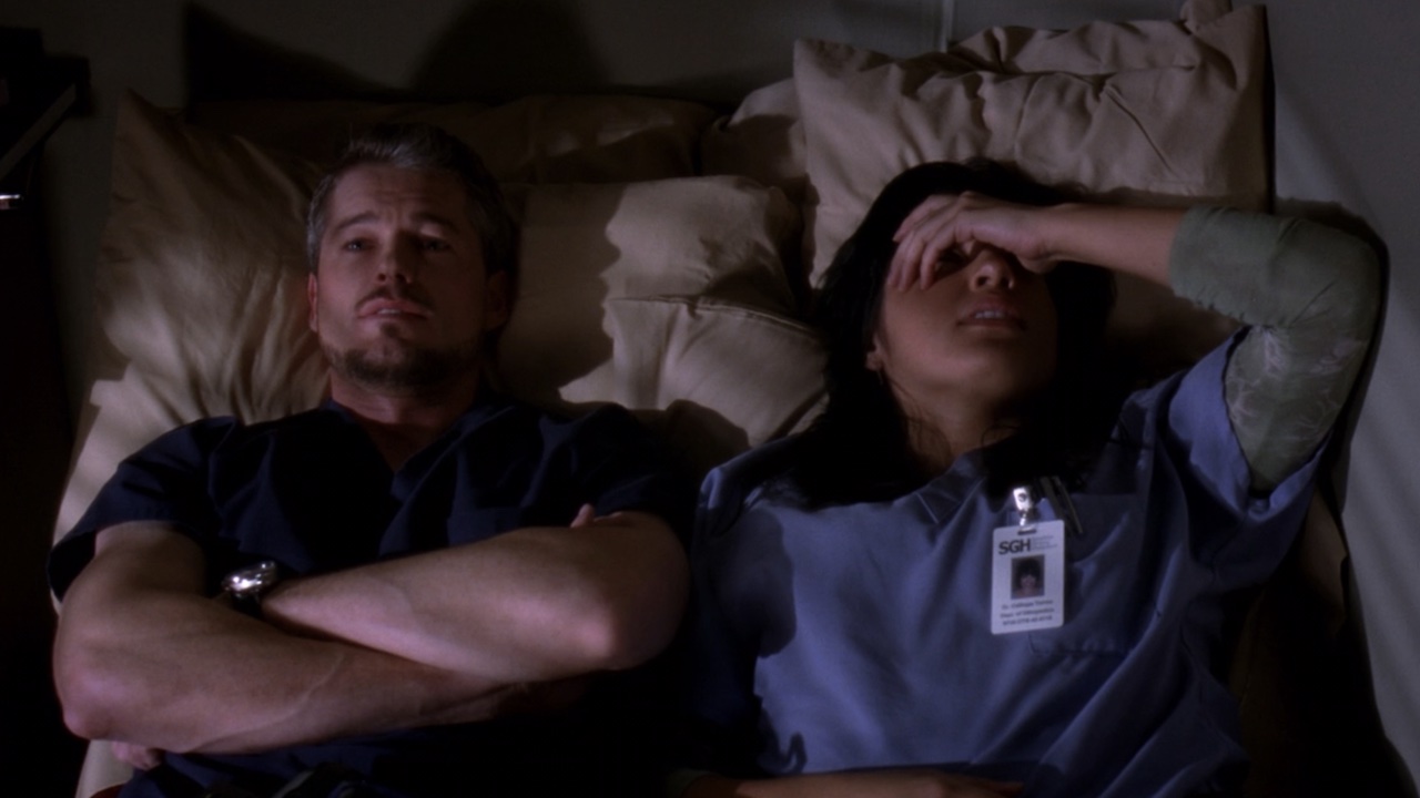 シーズン5でベッドで話すスローンとカリー。