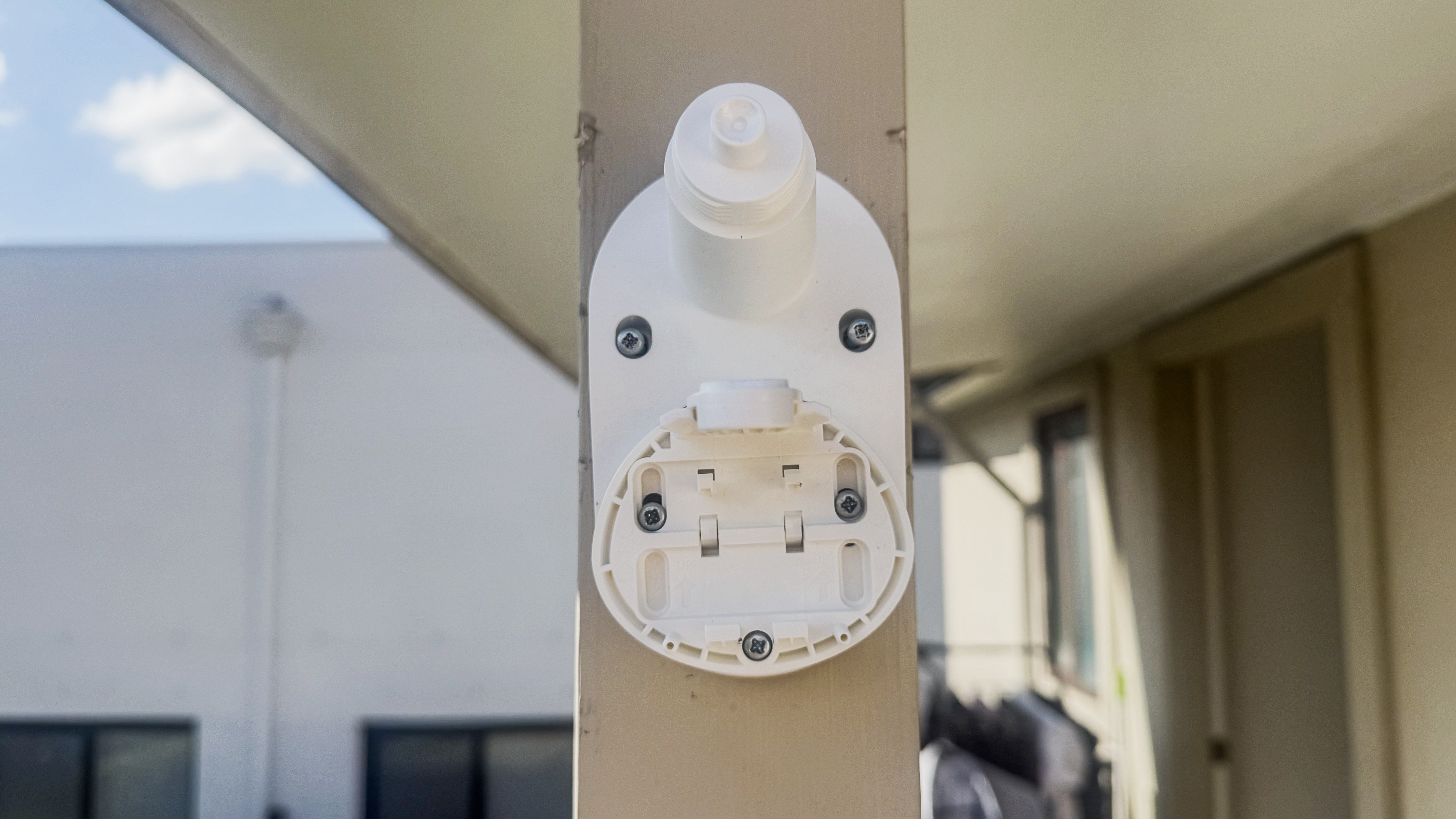 The included mounting bracket of the Tapo C660 Kit security camera on a pole without the camera installed