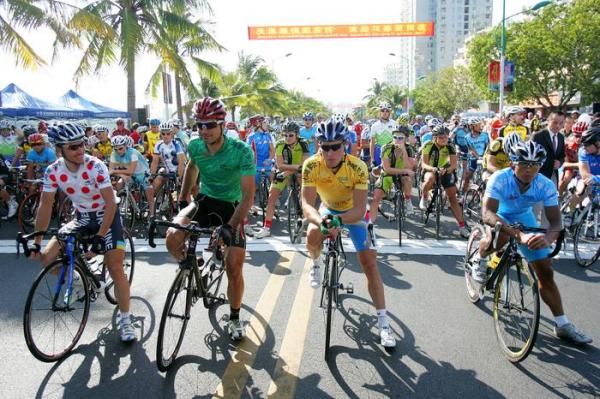 The jersey wearers at the front before the start of the final stage.