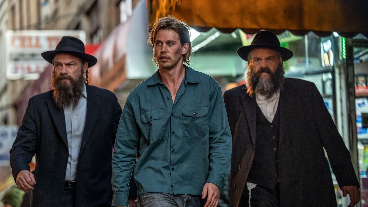 Liev Schreiber as a Hasidic Jew, Austin Butler and Vincent D'Onofrio as a Hasidic Jew in Caught Stealing