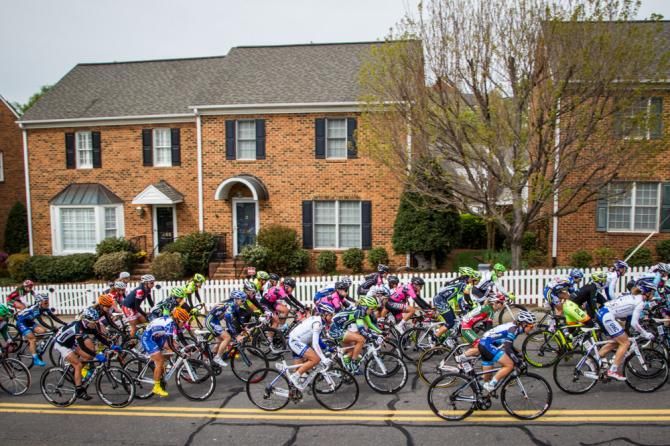 The women&rsquo;s field passes through neighborhoods on the way into downtown.
