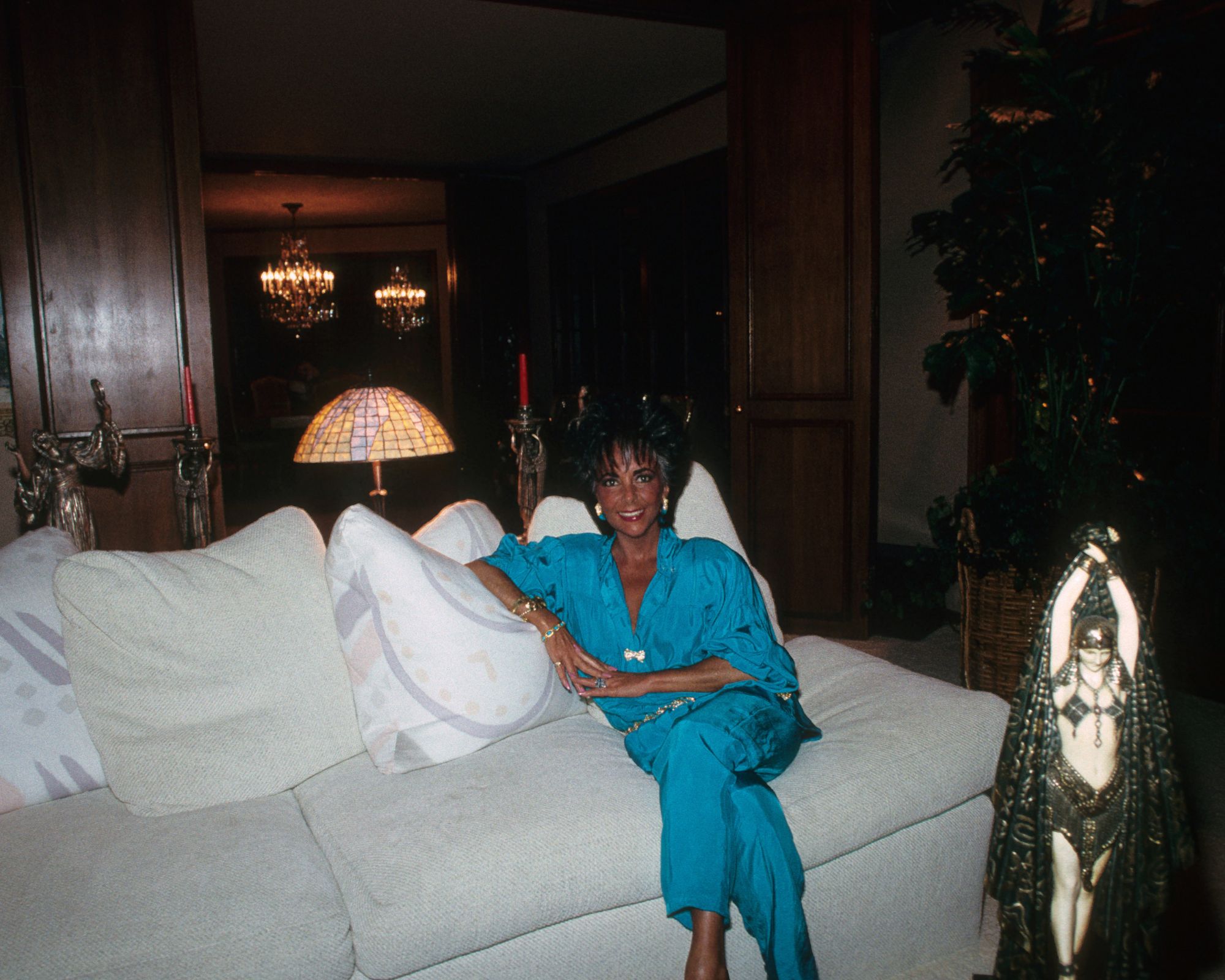 elizabeth taylor in her living room