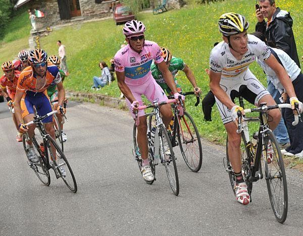 Contador keeps an eagle eye on Ricco'