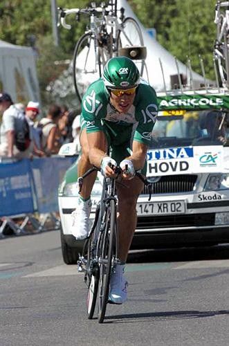 Thor Hushovd (CA) rode a great TT to win in hard conditions