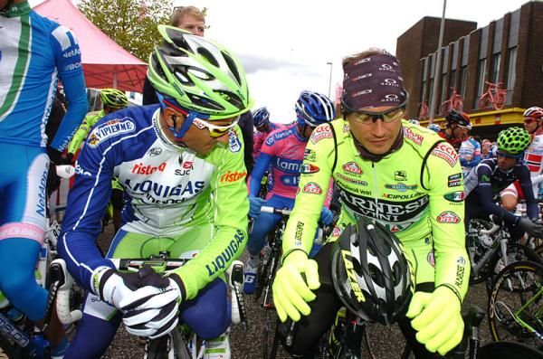 Ivan Basso and Filippo Pozzato at the start