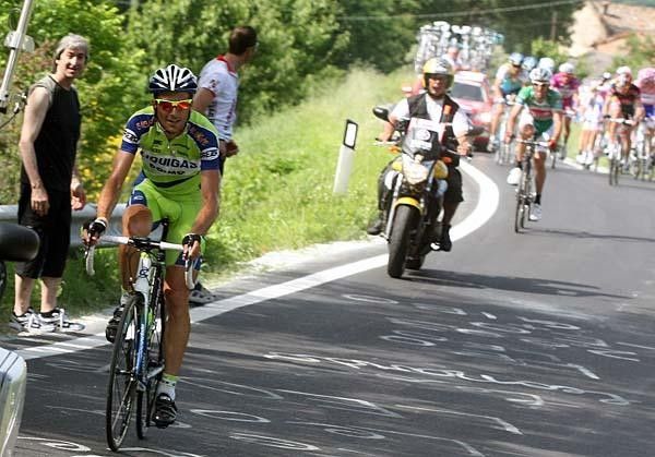 Ivan Basso (Liquigas) attacks the group with the favorites.