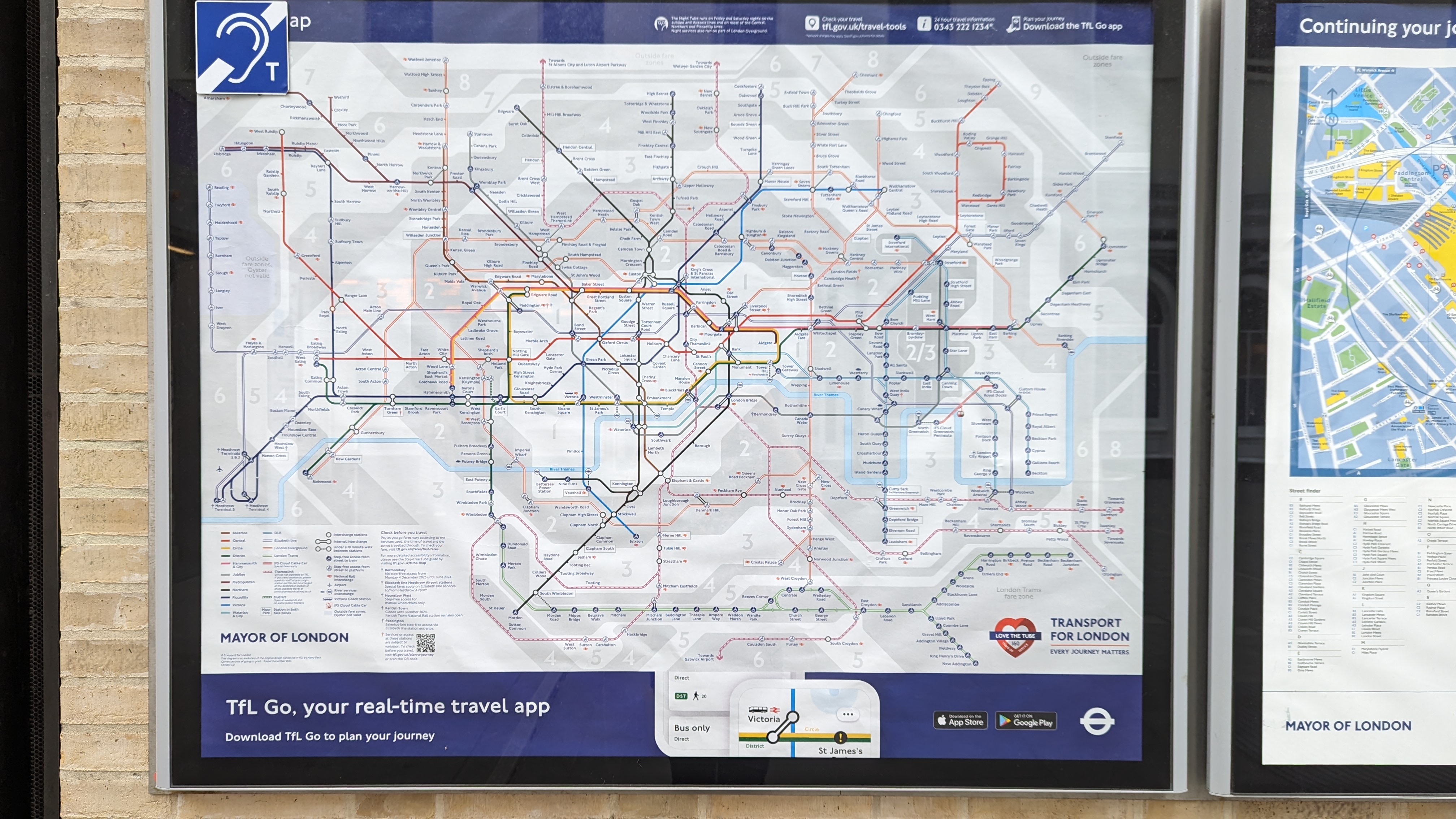 Intrincado mapa del metro de Londres en la pared
