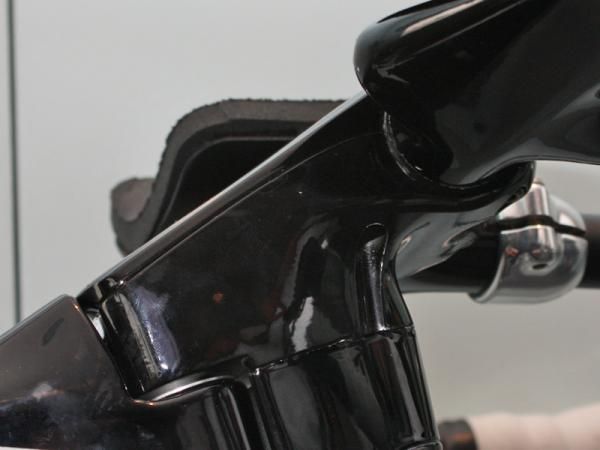 The entire top surface of the stem doubles as the bar clamp.