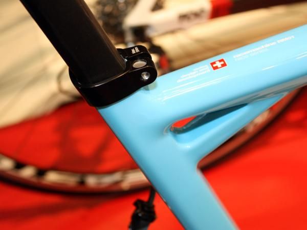 The new Racemachine RM01 uses a conventional seatpost collar instead of the SLR01's internal wedge system.