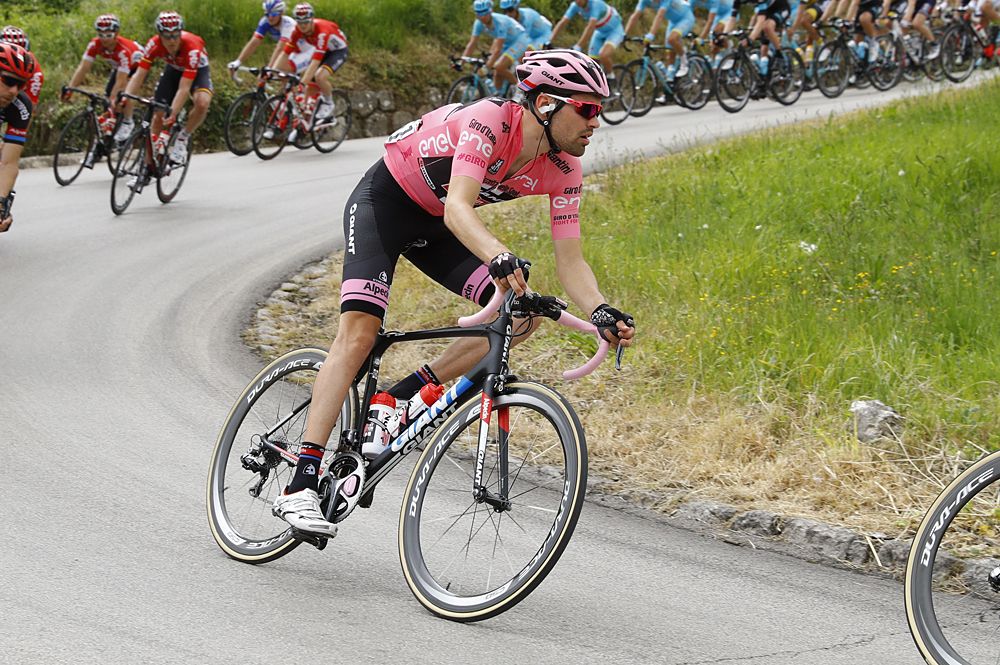 Overall leader Tom Dumoulin (Giant-Alpecin) corners