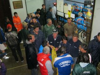 The teams and riders discuss the situation with the commisaires
