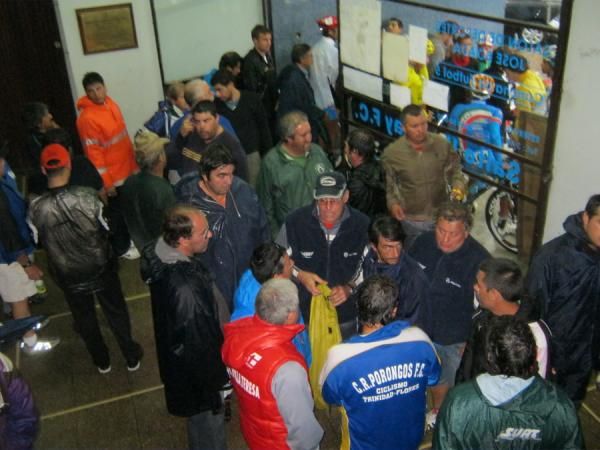 The teams and riders discuss the situation with the commisaires