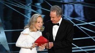 Warren Beatty and Faye Dunaway reading the Best Picture envelope