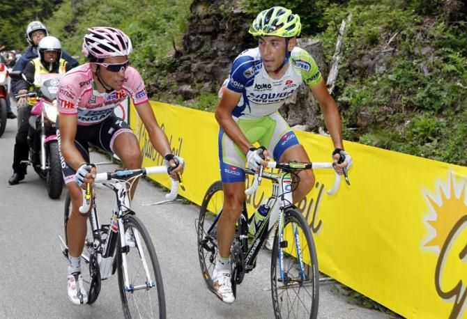 Alberto Contador keeps a lid on Vincenzo Nibali at the Giro d'Italia in 2011