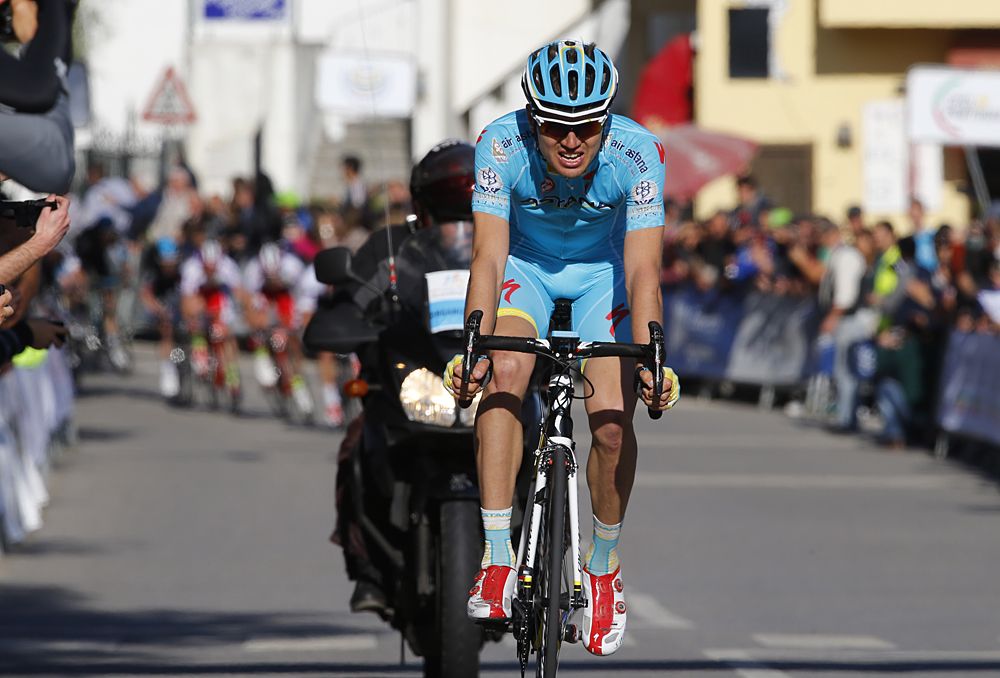 Rein Taaram&auml;e (Astana) comes to the line