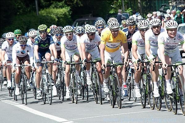 Argos-Shimano surround their leader Degenkolb
