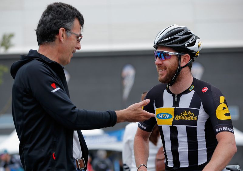Matt Goss shares a laugh with Trek sport director Alain Gallopin on the start line