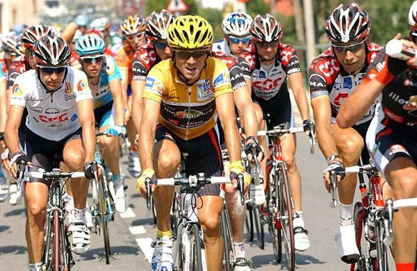 Alejandro Valverde (Caisse d'Epargne) closely marked by CSC.