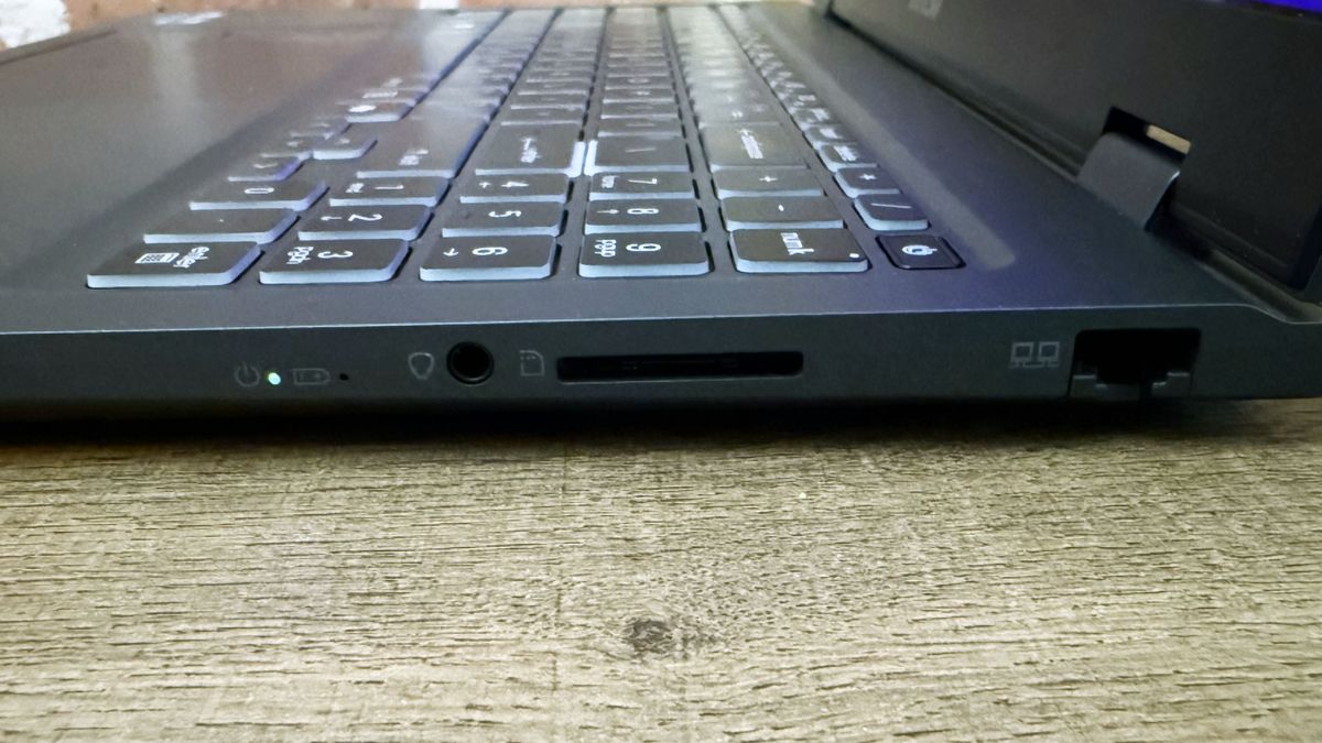 Right-side ports on the MSI Prestige 16 AI Evo (B2HM) business laptop.
