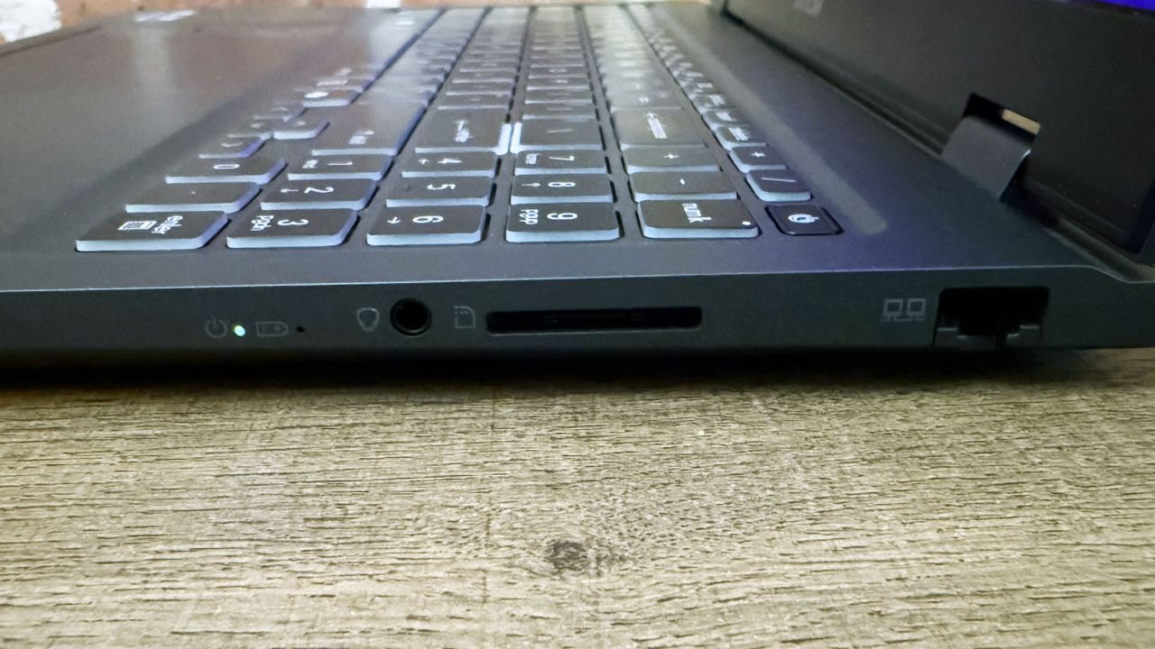Right-side ports on the MSI Prestige 16 AI Evo (B2HM) business laptop.
