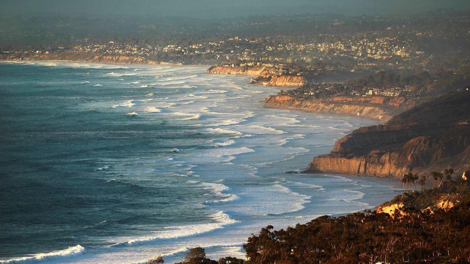 A picture of the ocean on the Pacific coast in San Diego.