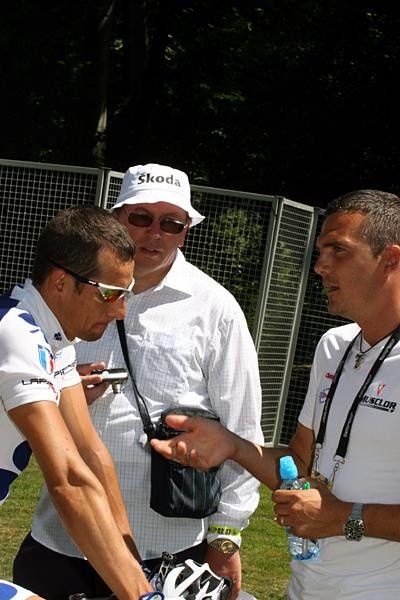 Richard Virenque (R) chats with Francaise des Jeux's Sandy Casar.