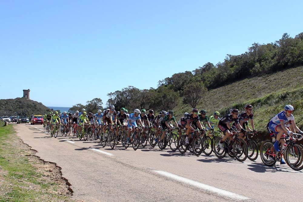 The peloton failed to catch the break away duo
