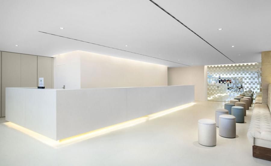 all-white lobby in the interior of Barcelona’s newest Hilton