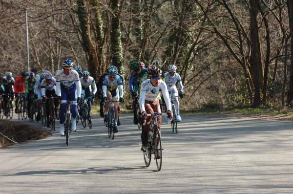 The peloton on stage 3 of Etoile de Besseges