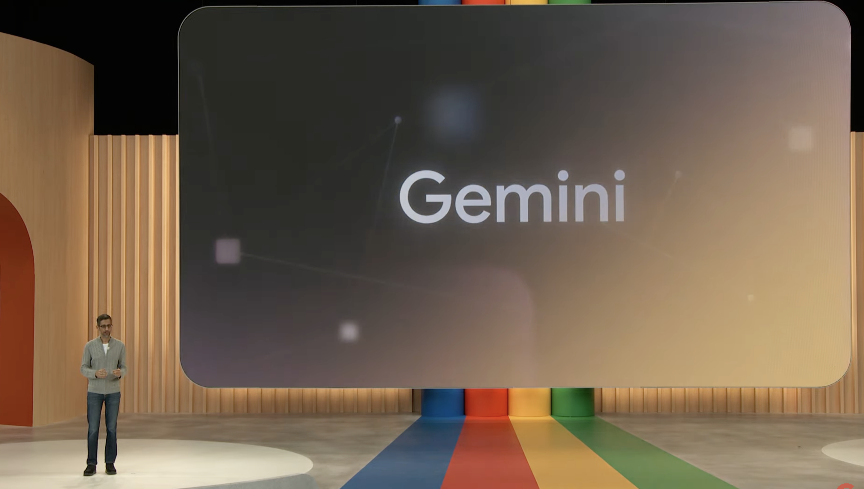 Sundar Pichai präsentiert Gemini auf der Bühne der Google I/O 2023