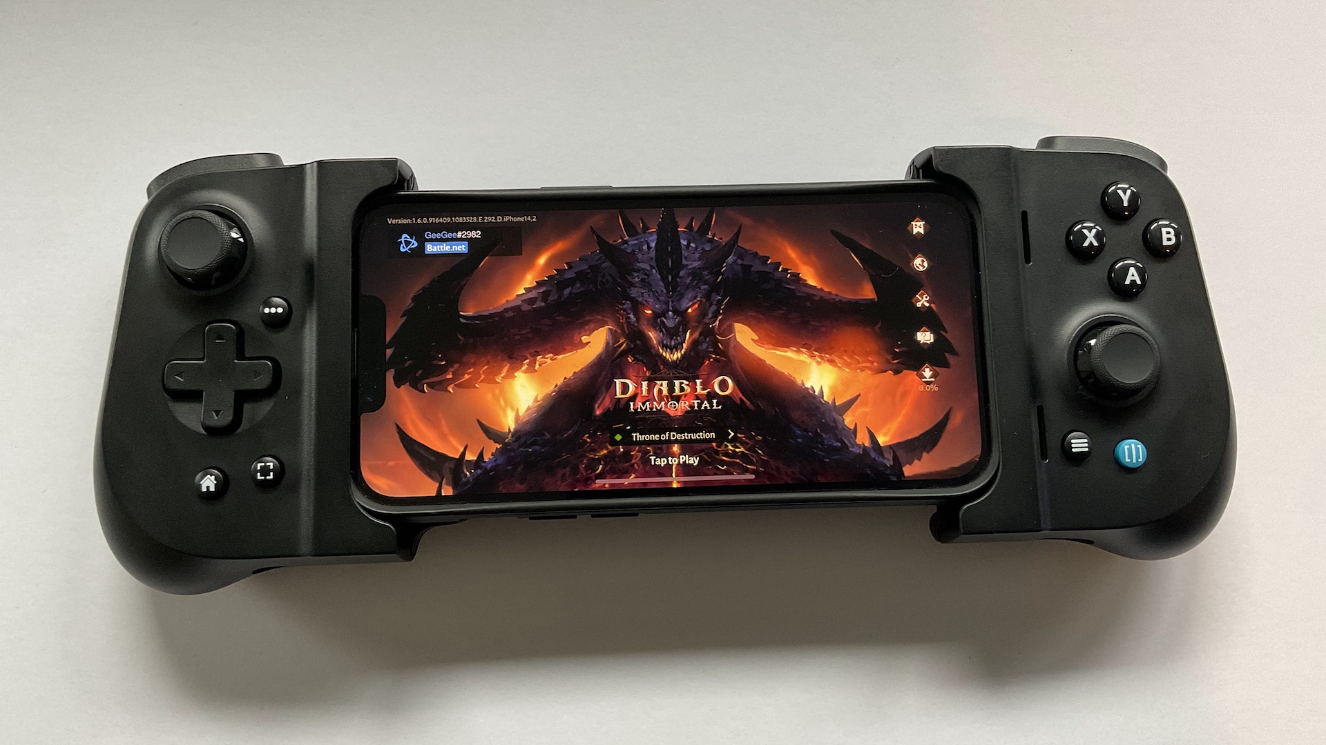Gamevice Flex untuk iPhone, dengan aksesori dan Diablo Immortal