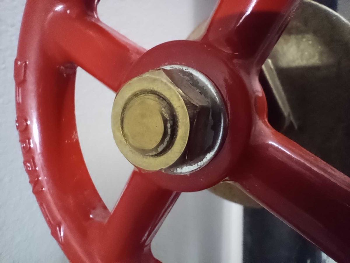 Moto G Play (2023), a macro photo of a wheel