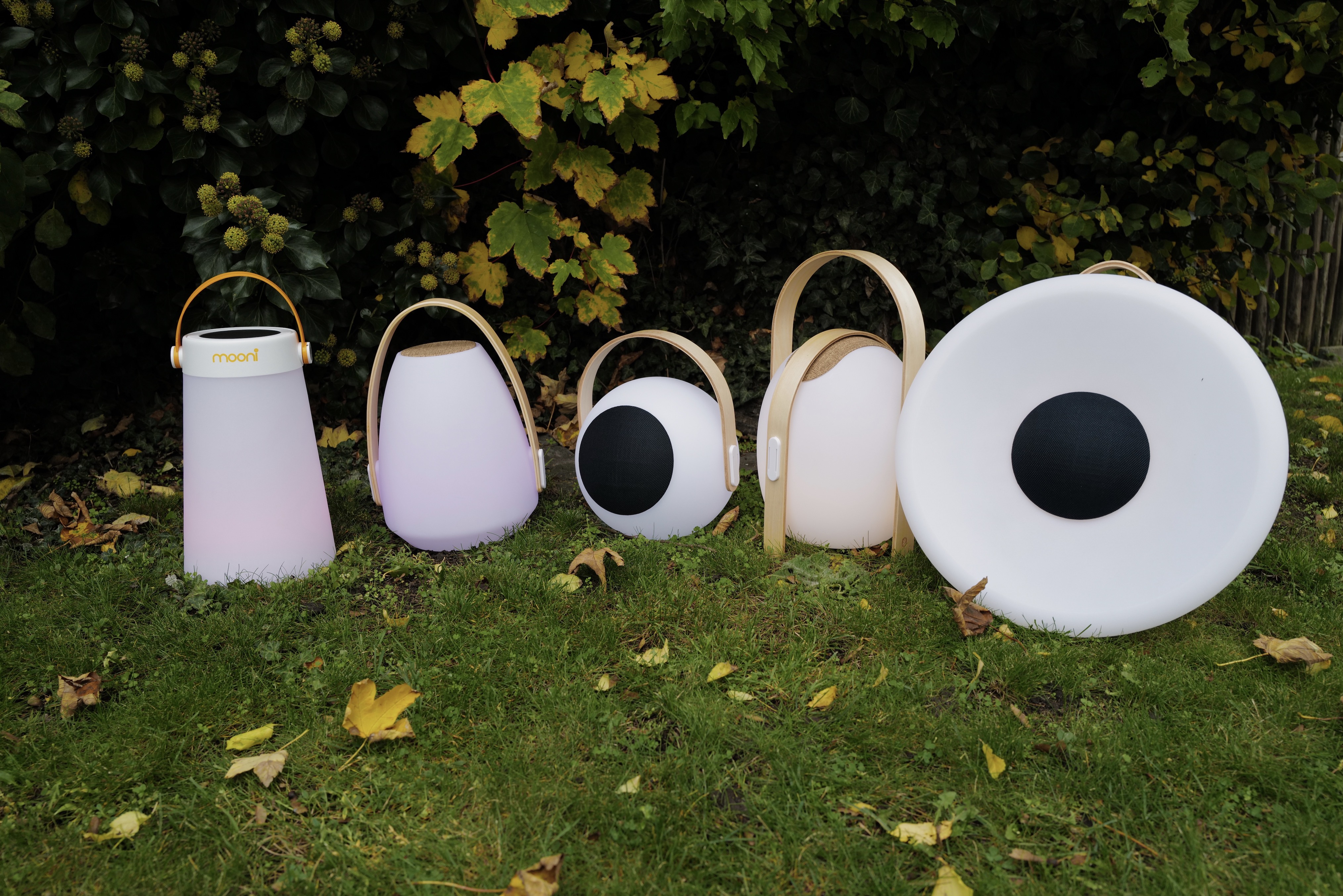 Av Moonis högtalarlampor tycker vi att TakeMe Speaker (till vänster på bild) är mest prisvärd och intressant. Bild: TechRadar.
