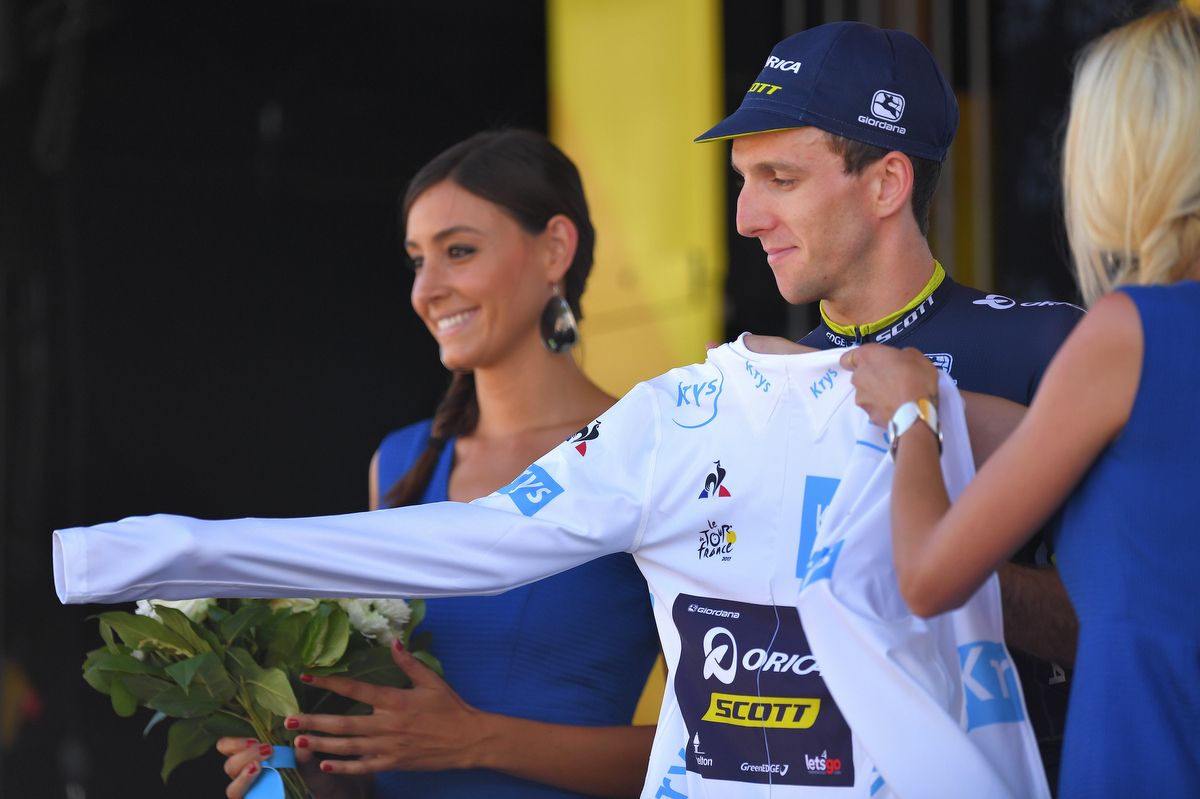 Simon Yates (Orica-Scott) pulls on the white jersey after stage 5