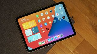 An iPad Air 4 (2020) lying on a table.