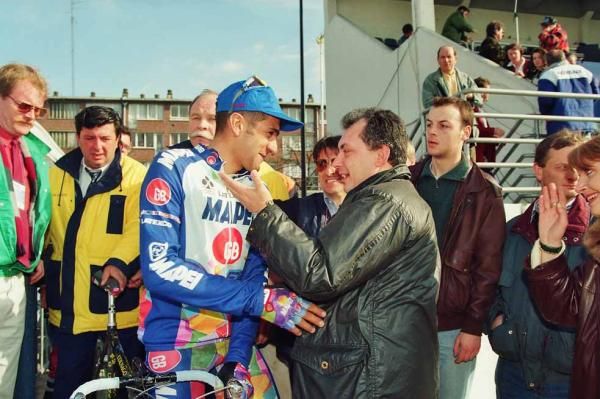 Angelo Zomegnan, then a journalist with Gazzetta dello Sport, congratulates Franco Ballerini on his 1995 Paris-Roubaix victory.
